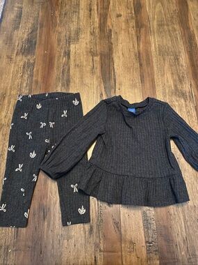 Old Navy Charcoal Gray Ribbed Top and Bow Print Leggings Set